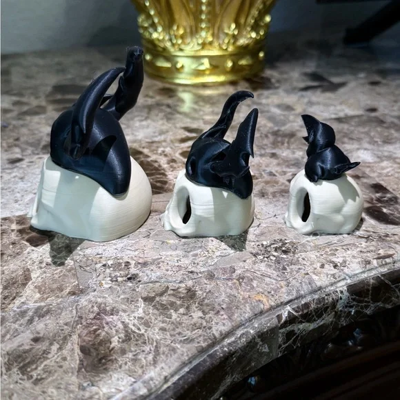 HALLOWEEN DECOR | Gothic Skull Decor Set in Black and Cream - Picture 4 of 6